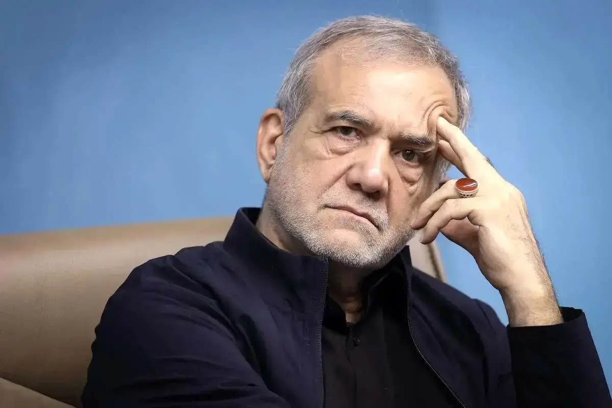 حمله سردبیر روزنامه اصولگرا به افرادی که پیشنهاد استعفای پزشکیان را می دهند : بیچارگان مفلوک نان به نرخ‌روزخور! / خائن هستند چه اصلاح طلب چه اصولگرا