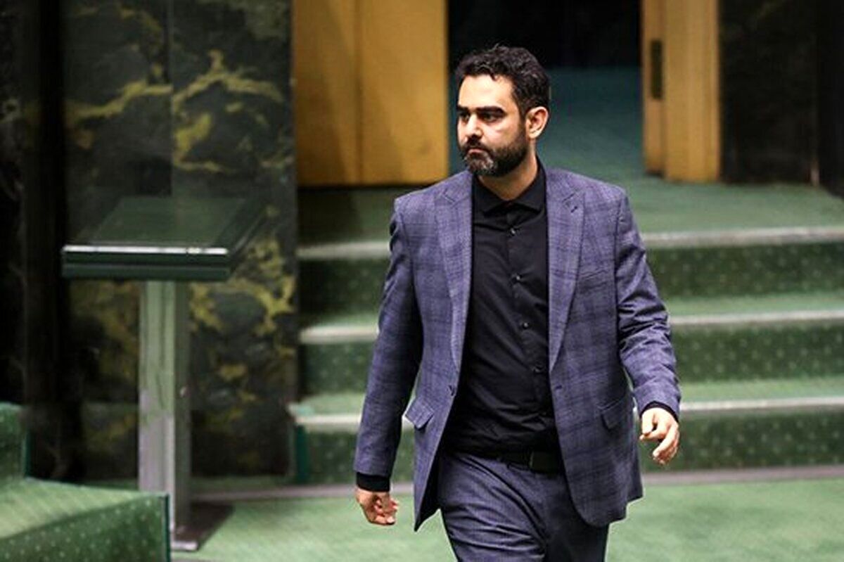 خبرگزاری تسنیم: امیرحسین ثابتی 126 کلمه گفت که 2 کلمه اولش «ریاکاری» و بقیه اش «دروغ محض» بود: با «عربده» هایش مجلس را به توپ می بندد
