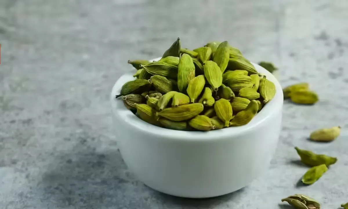 5 خاصیت جویدن هل با معده خالی