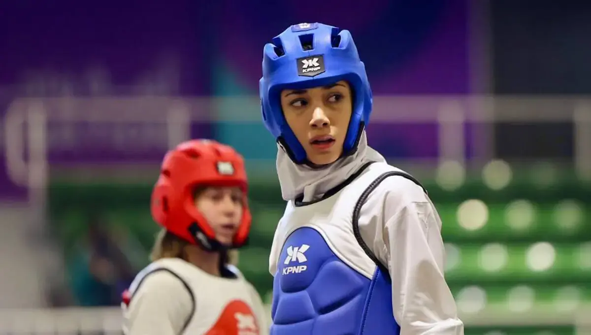 بانوی تکواندوکار ایران در نیمه‌نهایی؛ کریمی با شکست قهرمان جهان شگفتی‌ساز شد