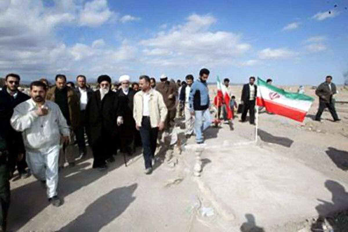 حضور رهبر انقلاب در مناطق زلزله‌زده بم در سال ۸۲ (تصویری)