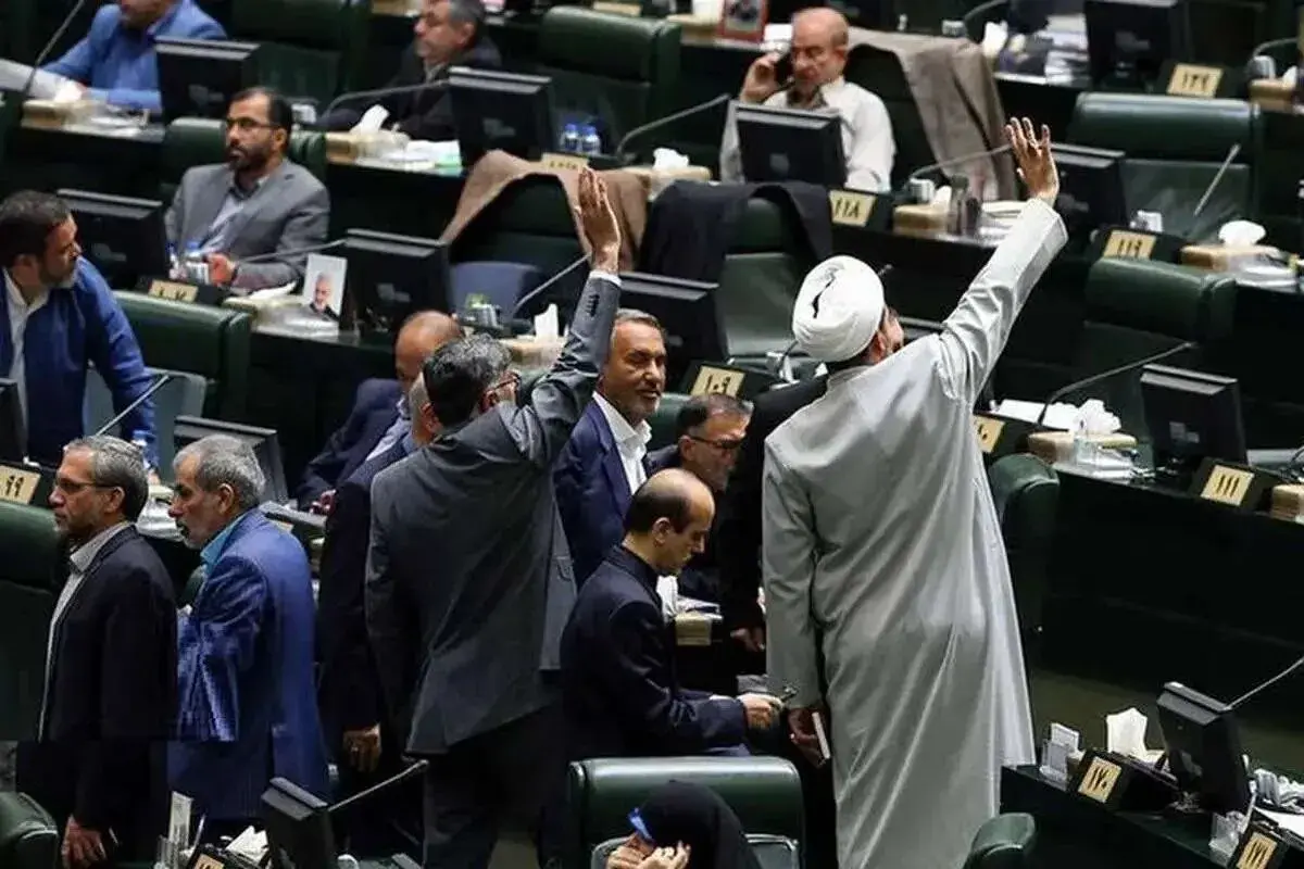 حمله شدید روزنامه آستان قدس رضوی به مجلس حمله شدید روزنامه آستان قدس رضوی به مجلس